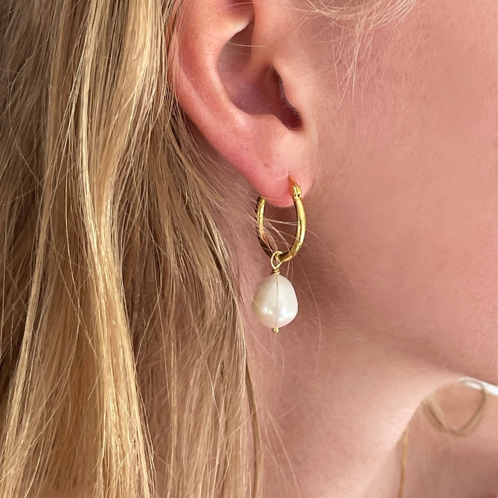 GOLD SMALL ROUNDED FRESHWATER PEARL HOOP EARRINGS