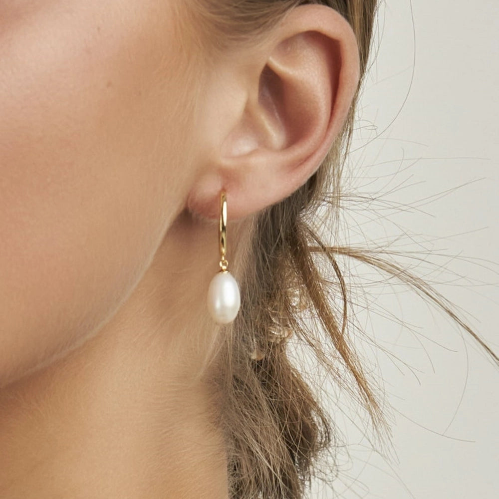 GOLD OVAL HOOP FRESHWATER PEARL DROP EARRINGS